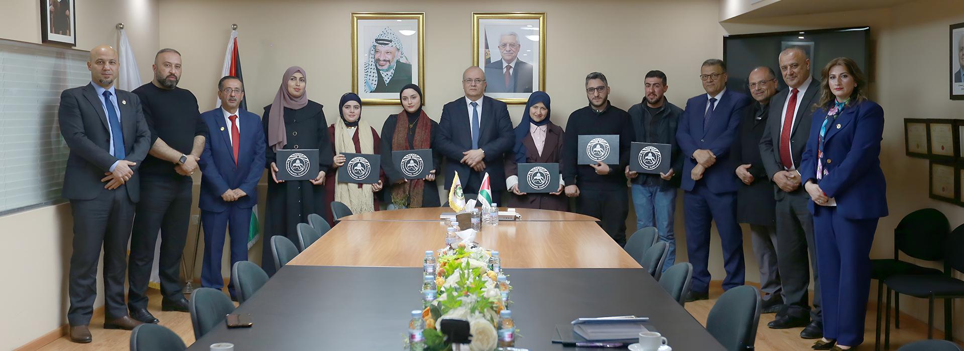 رئيس الجامعة يكرم طلبة 