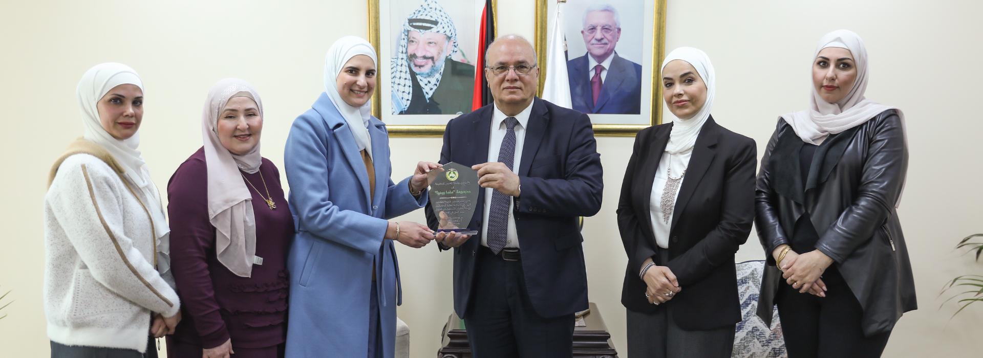 Al-Quds Open University honors the MamaPedia group in appreciation of its contributions and support for outstanding students